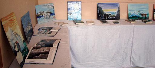 IMG_1378.JPG - Le coin librairie du stand de l'expédition, mis en place par Aurélien, avec les peintures de Monsieur Günther, le papa de Quentin
