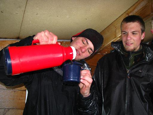 IMG_1599.JPG - avec du thé chaud, à l'abri dans une cabane sur le petit Honeck