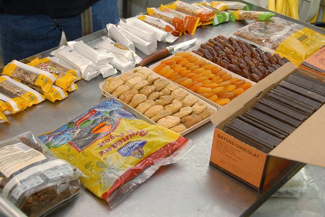 CFR78311s.jpg - les produits pour élaborer une ration de poche, barres céréales, chocolat, fruits secs, ...