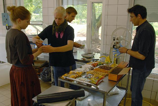 CFR78313s.jpg - L'équipe s'organise pour produire 189 rations sous vide (repas du midi), chacune de 138 gr très exactement !