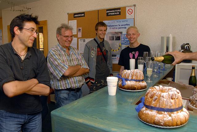 CFR78337s.jpg - et le verre de l'amitié, typiquement alsacien : Créman et Kougelhopf