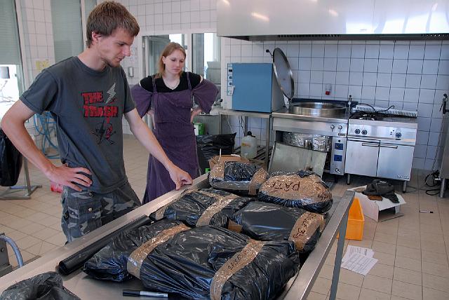 CFR78353s.jpg - Au final, l'ensemble est conditionné, répertorié et mis dans les sacs de transport