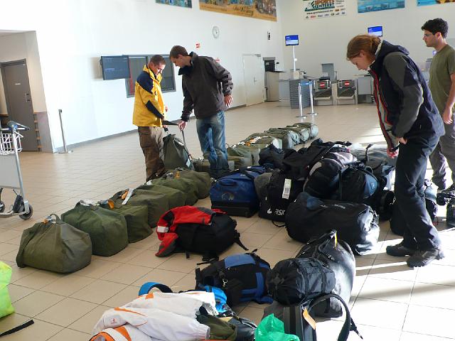 P1020954.JPG - Retour à la réalité avec notre demi-tonne de matériel qui est immédiatement étalée dans le hall de l'aéroport. Les sacs sont comptés et vérifiés, rien ne manque.