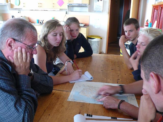 P1020981.JPG - Discussions du programme en équipe.