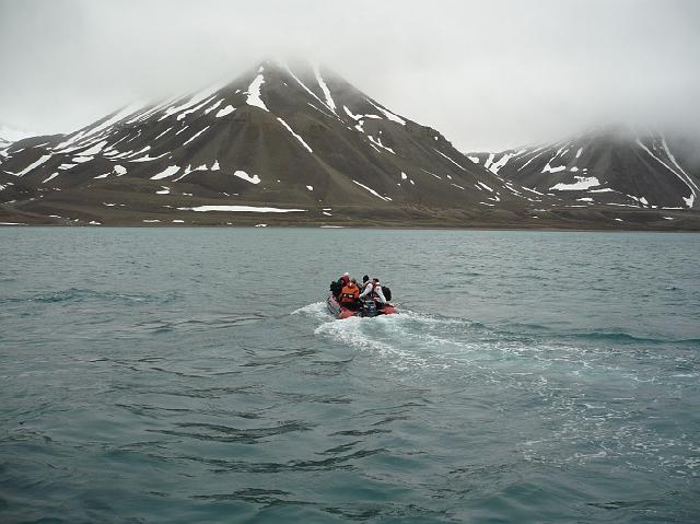 P1030599.JPG - 12h45, le zodiac commence les rotations. En moins d'une demi-heure, matériel et personnes sont débarqués sur Bünsowland pour 20 jours d'autonomie.