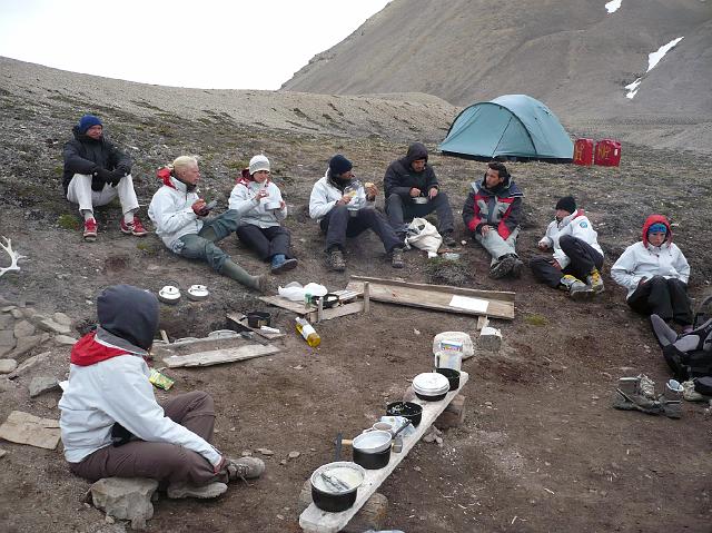 P1030741.JPG - La place centrale du camp de base permet à l'équipe de prendre ses repas du soir en commun ... quand le vent et la température le permettent.