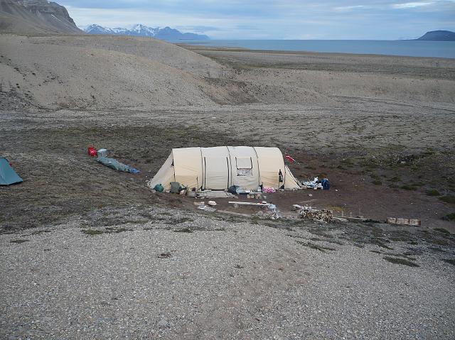 P1030745.JPG - Vue depuis la vigie de la tente base avec en arrière plan les 130 kg de nourriture (sous la bâche brune) et à gauche la tente "technique", lieu de stockage du matériel vidéo et photographique.
